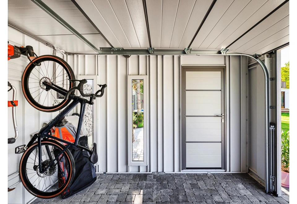 GARDEON® Záhradný domček s garážovou bránou a dverami Hörmann, oknom, dvomi svetlíkmi a dvomi prístreškami