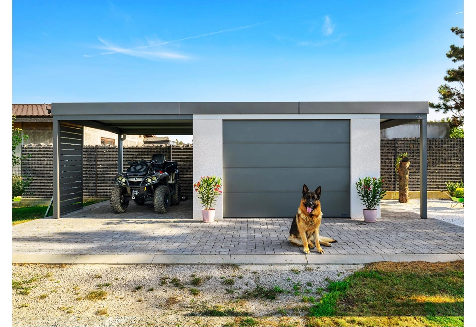 GARDEON® Záhradný domček s garážovou bránou a dverami Hörmann, oknom, dvomi svetlíkmi a dvomi prístreškami