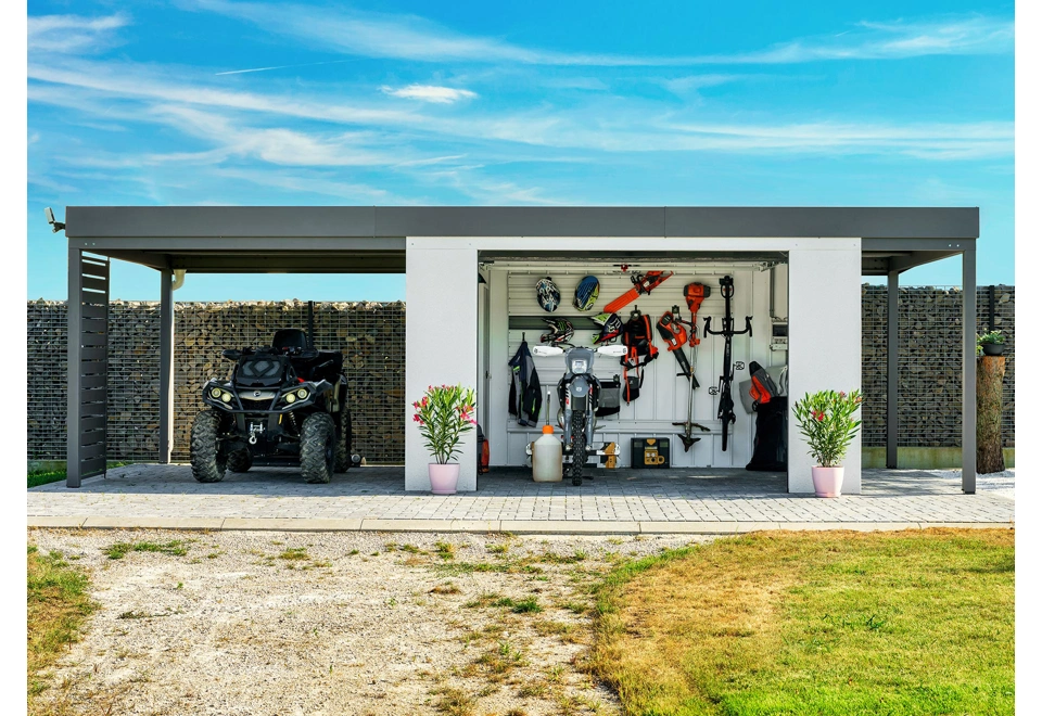 GARDEON® Záhradný domček s garážovou bránou a dverami Hörmann, oknom, dvomi svetlíkmi a dvomi prístreškami